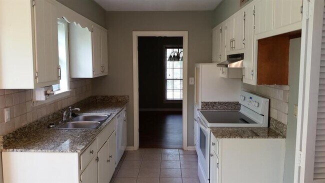 Building Photo - 41 W Viking Dr