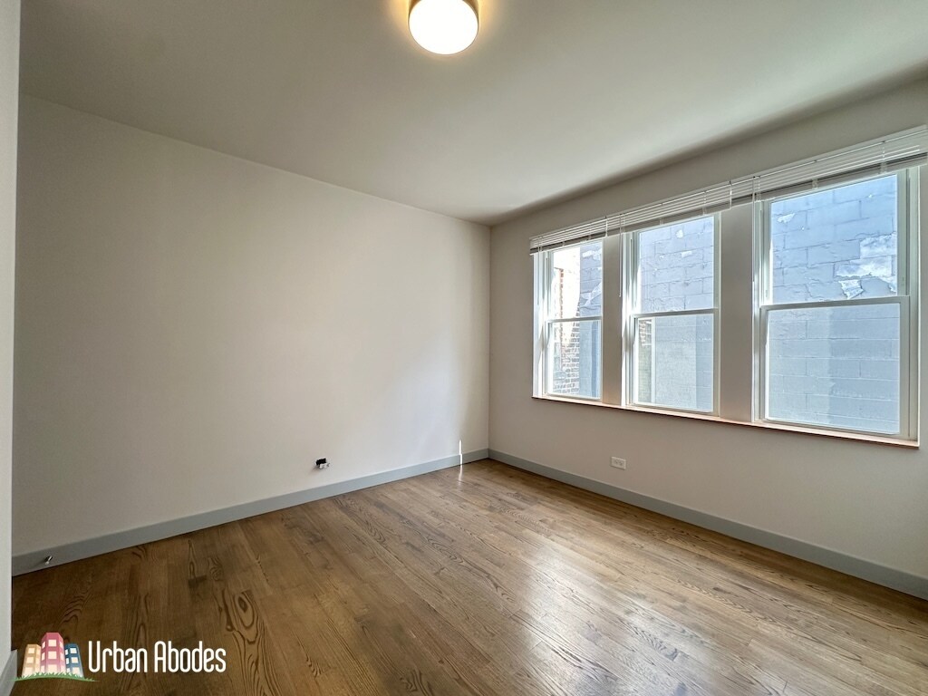 Building Photo - 2437 W Walton St