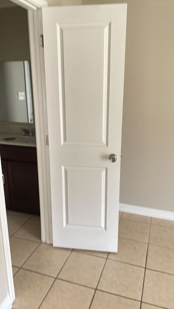 Building Photo - 2BR 1 Bath in Central.