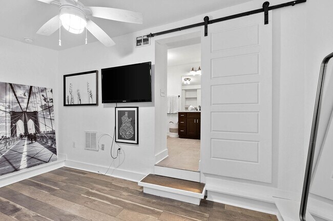 Building Photo - 3/2 House by TMH!! Available April!! fully furnished, 6 or 12 month lease available