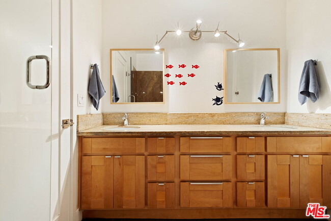 Building Photo - 303 Mavis Dr