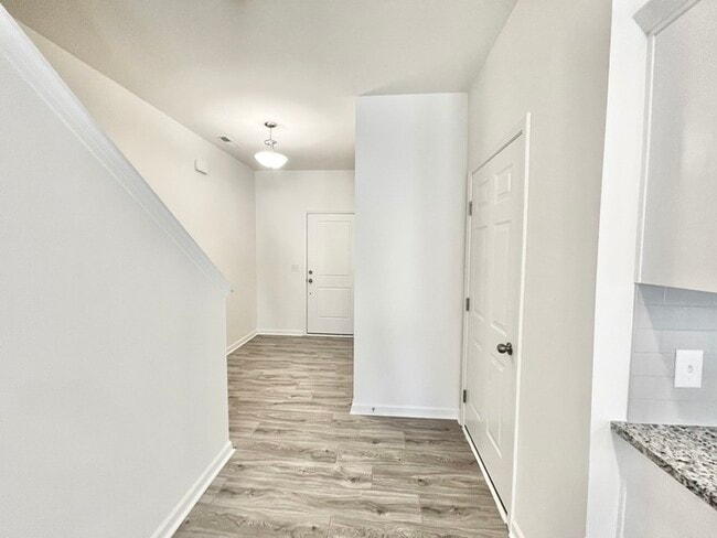 Building Photo - 3 br 2.5 ba townhome with one car garage n...