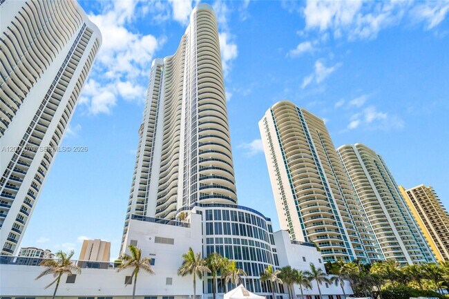 Building Photo - 16001 Collins Ave