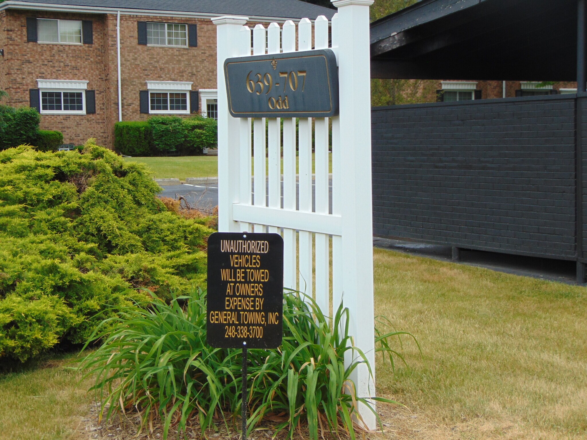 Building Photo - 683 E Fox Hills Dr