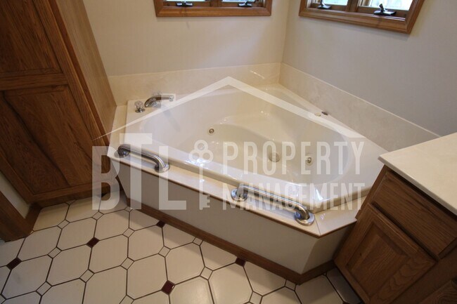 Building Photo - Beautiful 3 Bedroom 2 Bathroom Home!