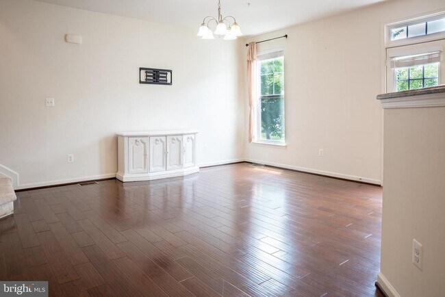 Building Photo - 42243 Canary Grass Square