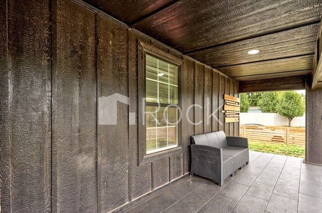 Building Photo - 4 Bedroom Home with 2.5 Bathrooms on a Corner Lot near Plaza District