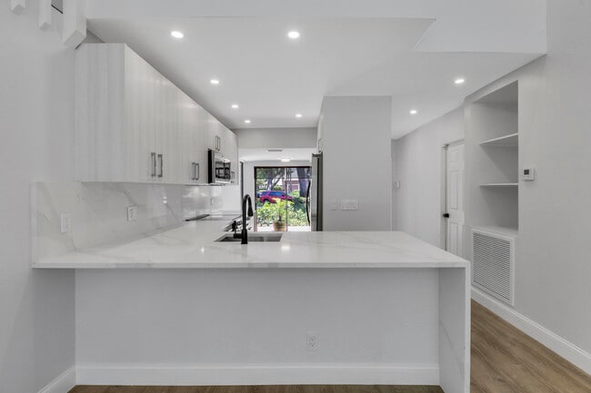 Building Photo - 6680 Thornhill Ct