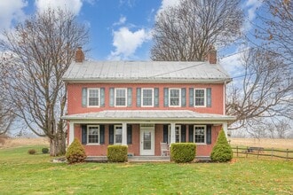 Building Photo - Beautiful updated 3/4 bedroom farmhouse