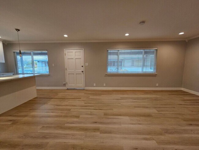 Building Photo - Updated Top Floor 2 Bedroom/1 Bathroom Apa...