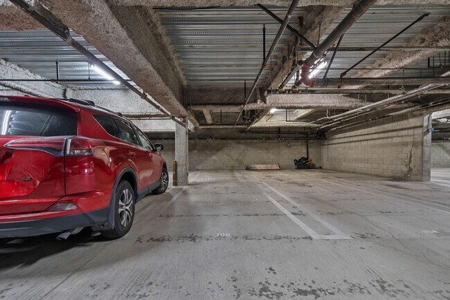 Building Photo - Amazing 2 Bed Condo in Noho!