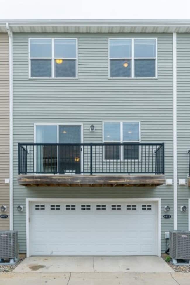 Building Photo - 6879 Daniel Defoe Dr