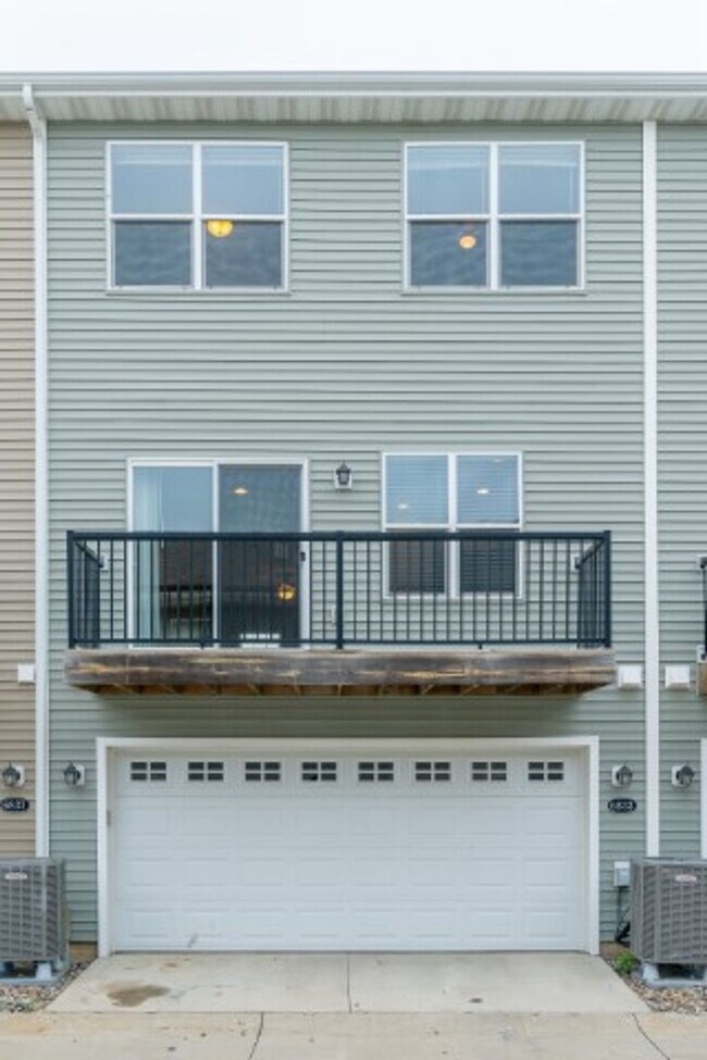 Building Photo - Fantastic Johnston Townhome Rental!