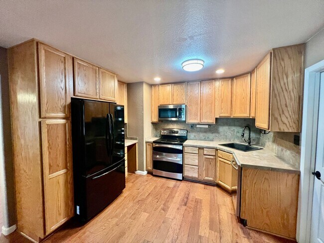 Building Photo - Well maintained single story on over half an acre lot!