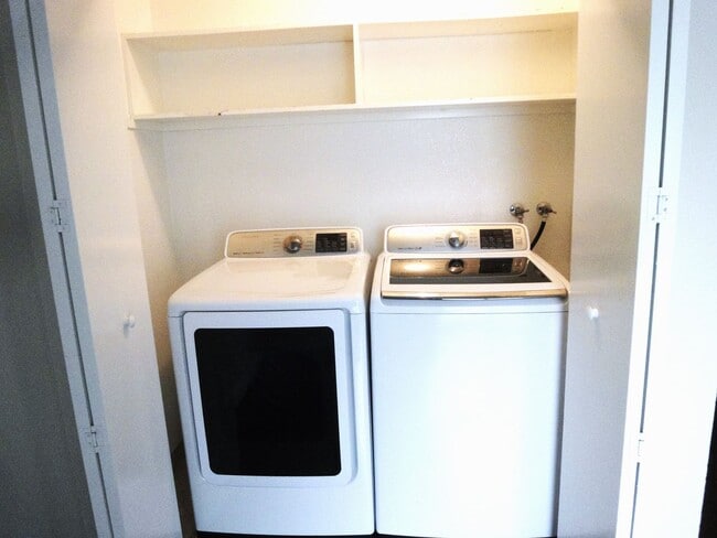 Building Photo - Very Nice Condo