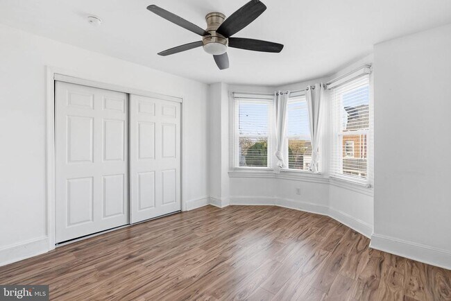 Building Photo - 211 E Poplar St