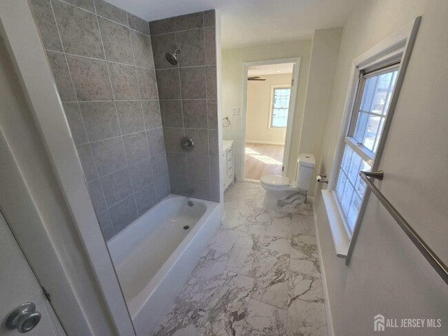 Building Photo - 635 Linden Ave