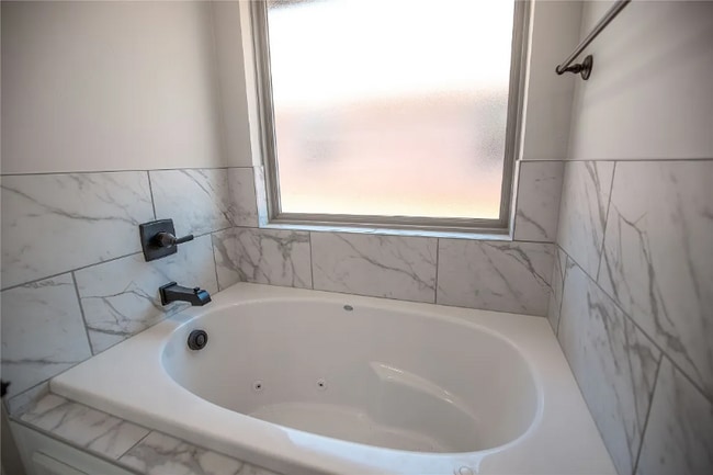 Building Photo - 1621 NE 33rd St