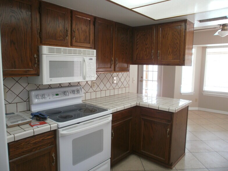Kitchen - 3731 E Hampton Ave