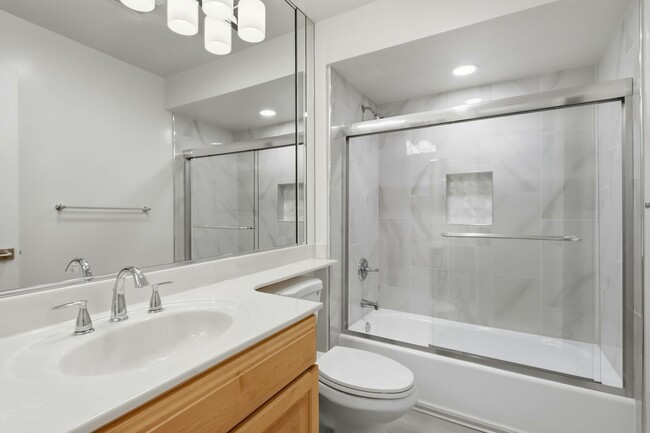 Building Photo - Updated Townhome in Lake Santa Clara HOA