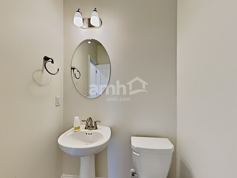 Building Photo - 251 Lake St