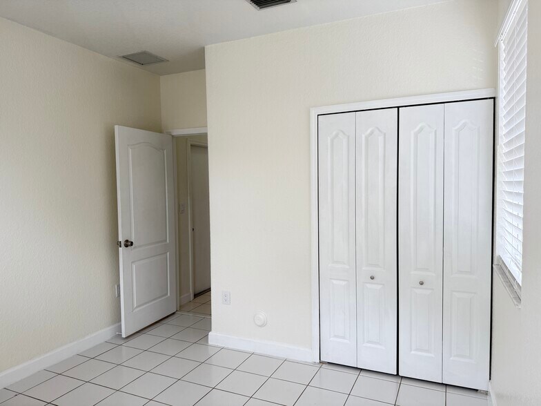 Building Photo - 15131 SW 23rd Ln