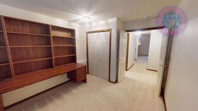 Building Photo - Room to Roam at Hidden Springs in West Linn! Pets OK!