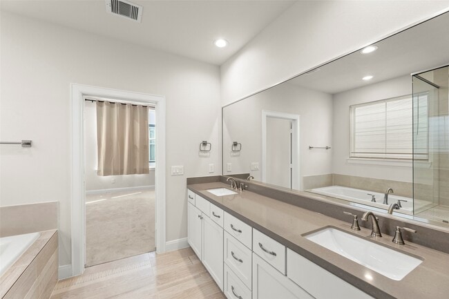 Building Photo - 2718 Grand Fountains Dr