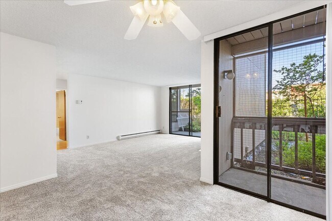 Building Photo - 2101 Shoreline Dr