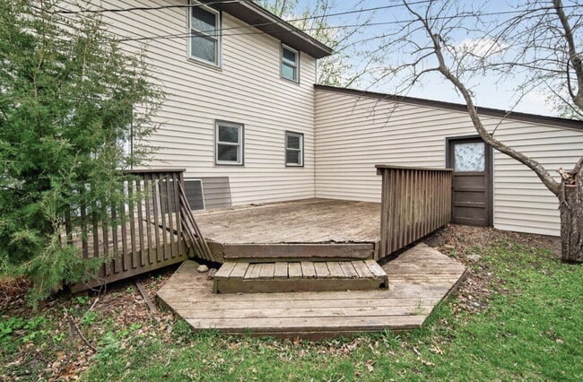 Building Photo - Charming 4-Bedroom Blaine Home with Hardwood Elegance & 2 Full Baths - 1,620 Sq Ft of Comfort!