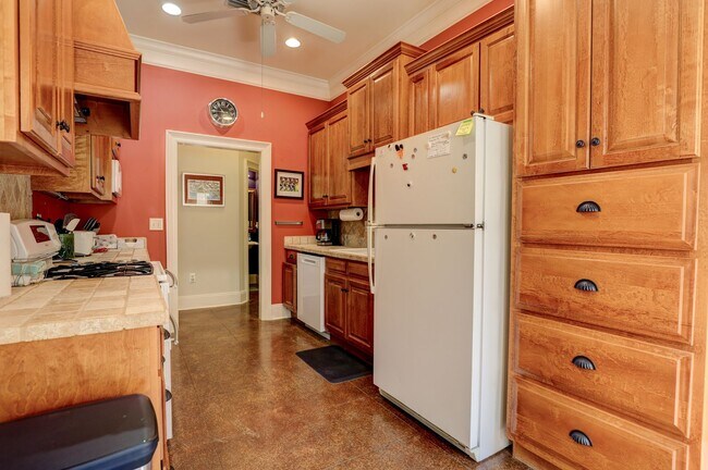 Building Photo - FULLY FURNISHED-  AVAILABLE NOW! 3 Bedroom / 3 Bath Fully- Furnished Brick home