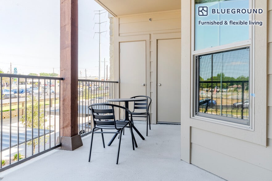 Building Photo - 1501 W Howard Ln