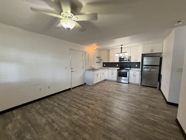 Building Photo - Island Courtyards 1 bedroom 1 bath with 2 ...