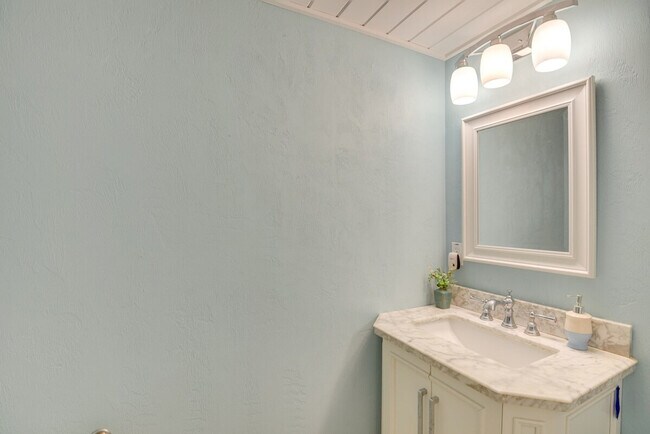 Building Photo - 8 Tropical Dr