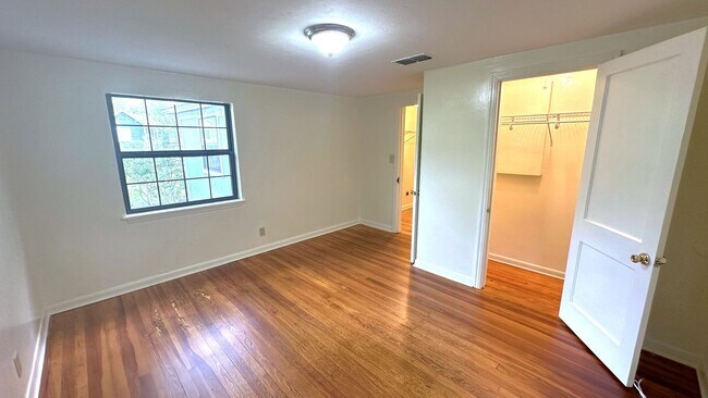 Building Photo - MIDTOWN 3/2 w/ Beautiful Wood Floors, Newer Paint, Inside Utility Area, & More! $1695/month Avail...