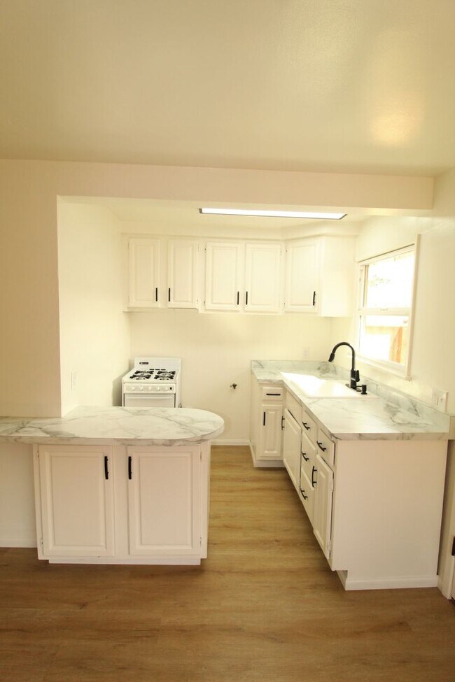 Building Photo - Midtown Ventura Studio with Great Amenities!