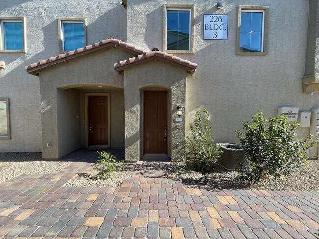 Building Photo - GATED 2 BED 2.5 BATH 2 CAR GARAGE 2 FLOOR TOWNHOUSE IN HENDERSON