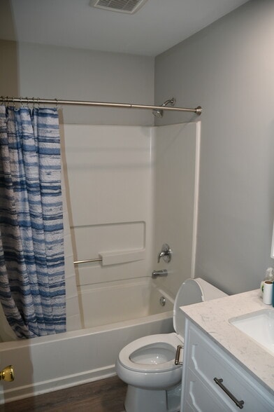 Shower/tub - 220 Elm St