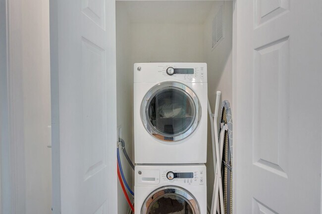 Building Photo - 151 Longwood Dr