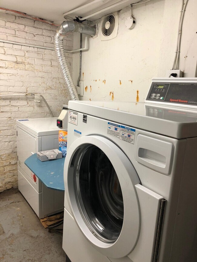 Building Photo - 271 York St