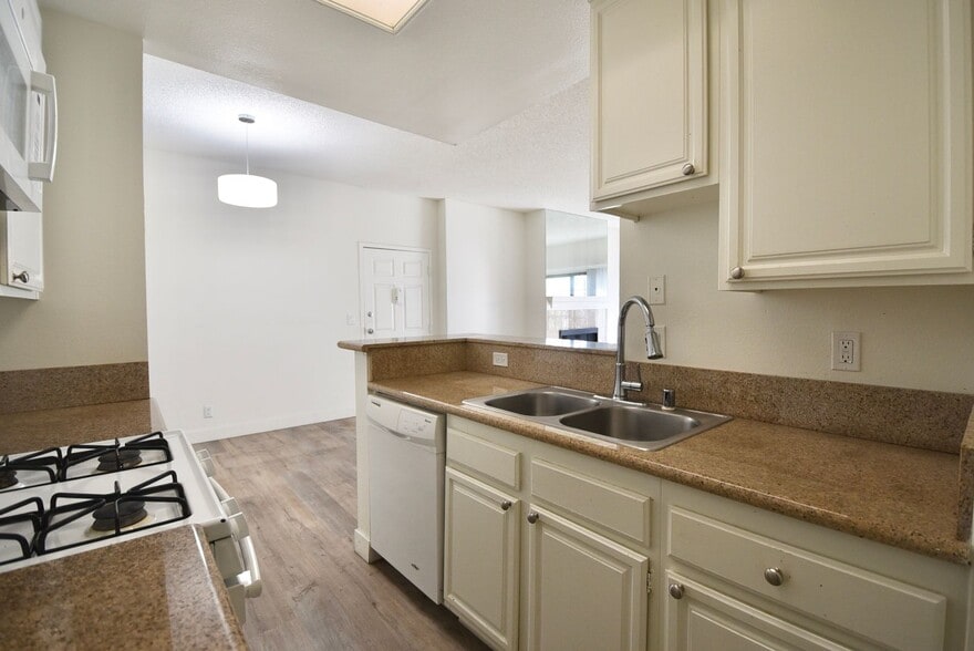 Building Photo - 11594 Moorpark St