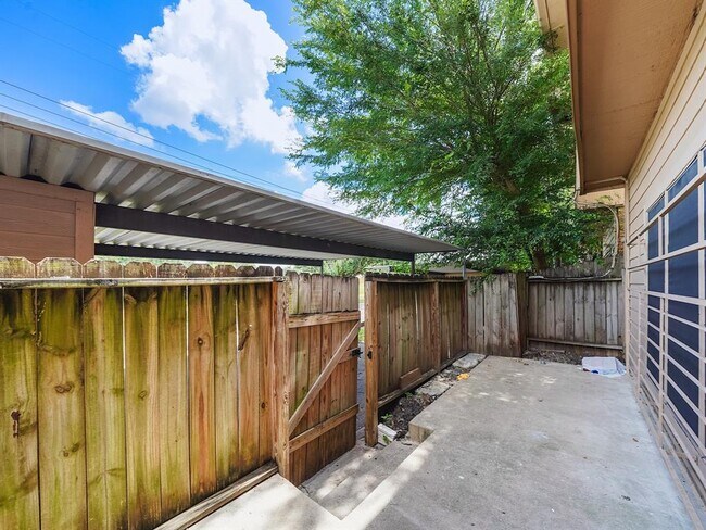 Building Photo - 7700 Creekbend Dr