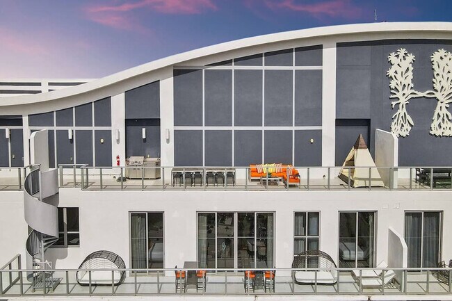 Building Photo - 4010 S Ocean Dr