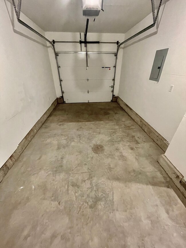 Building Photo - Half Month Free – Modern 3BR Townhome with...