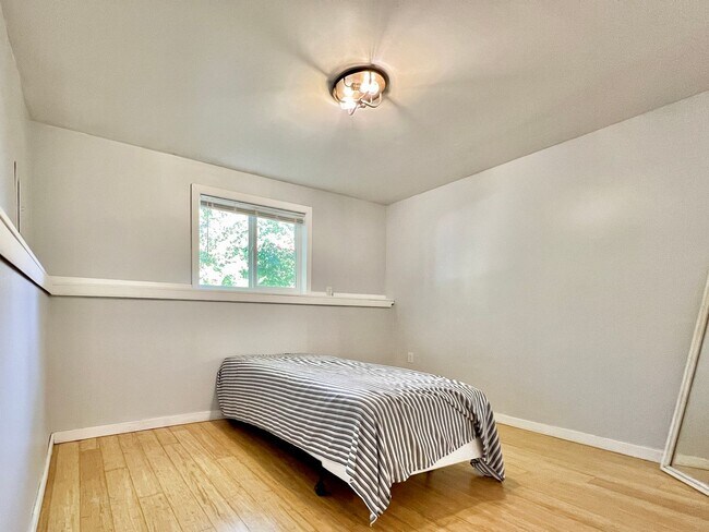 Building Photo - Updated and spacious! Ready for move in!