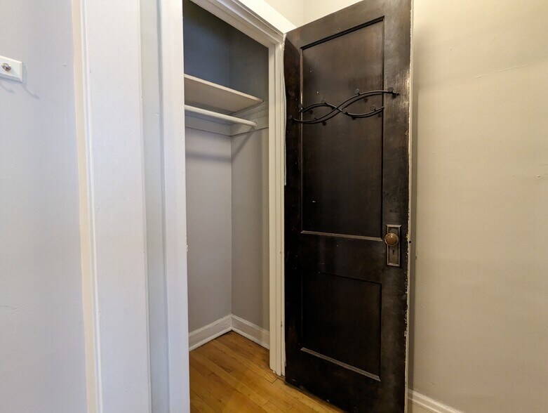 Building Photo - 3523 N Racine Ave