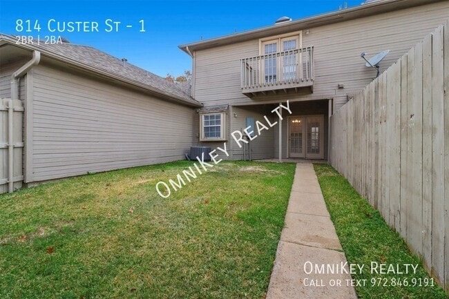 Building Photo - 814 Custer St