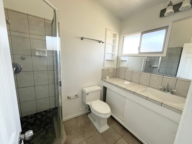 Building Photo - Charming 4 bedroom house with extra living...