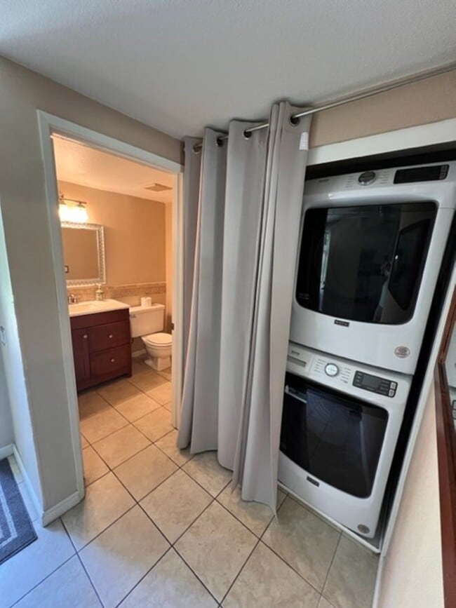 Building Photo - Beautiful 3 BD, 2.5 BA Townhome At The Gro...