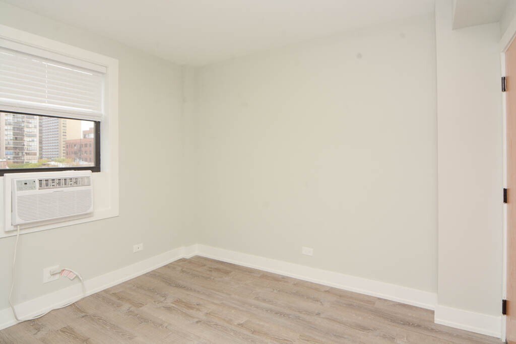 Building Photo - 510 W Belmont Ave